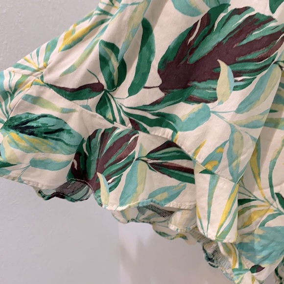 Torrid-Romper in botanical tropics print.Smocking in back.Ruffle shorts.Size XXL - Picture 6 of 8